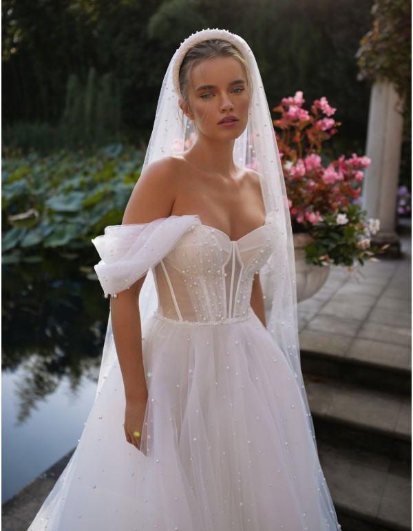 Robe de mariée ivoire avec décolleté en cœur et dos ouvert 2