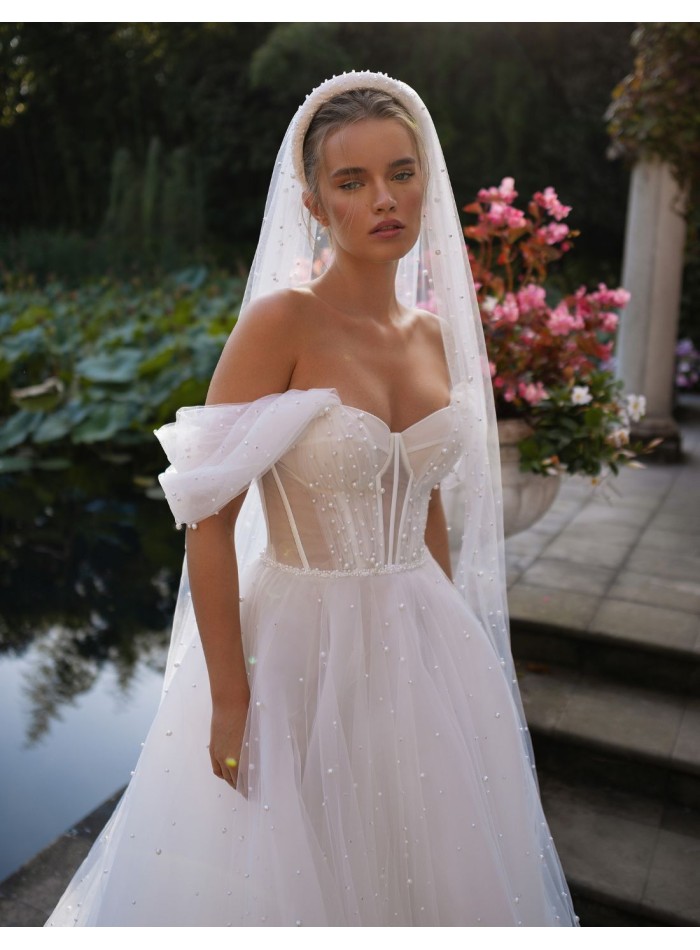 Robe de mariée ivoire avec décolleté en cœur et...