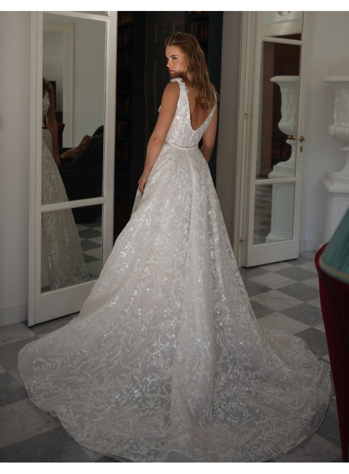 Wedding dress with V-neckline and skirt slit
