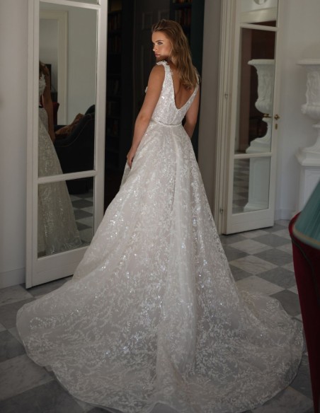 Wedding dress with V-neckline and skirt slit
