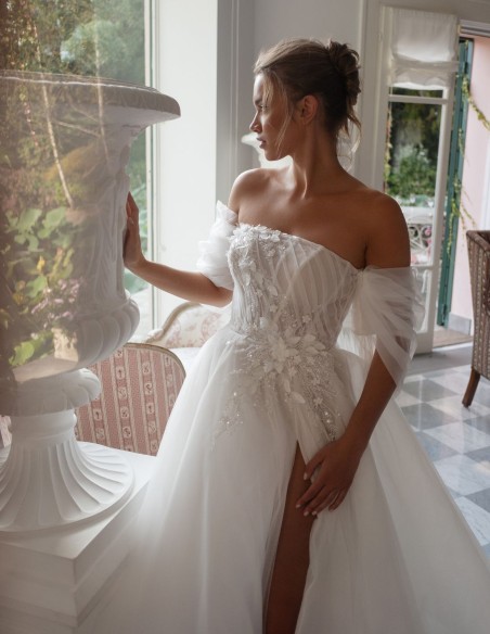 Ivory wedding dress in tulle with strapless neckline