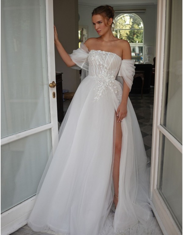 Ivory wedding dress in tulle with strapless neckline 2