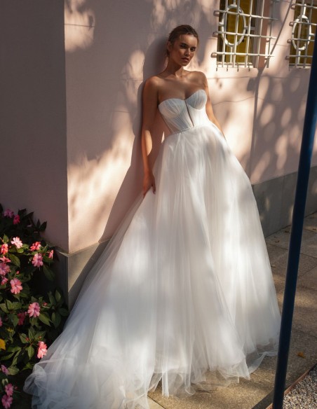 Robe de mariée ivoire en tulle avec décolleté en cœur et boléro élégant