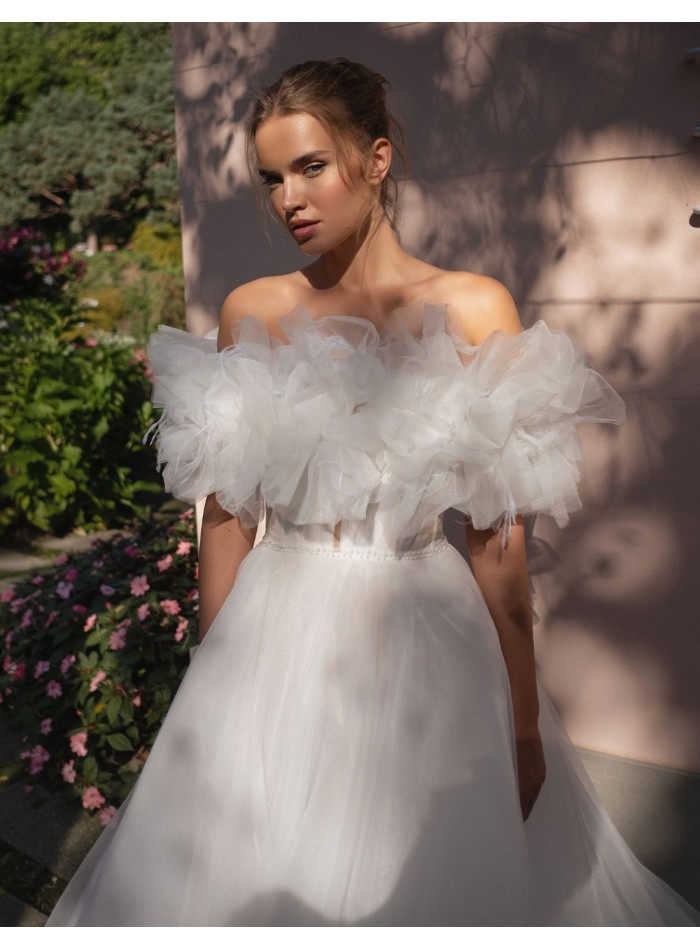 Ivory wedding dress in tulle with sweetheart...