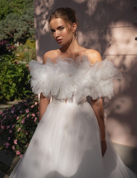 Robe de mariée ivoire en tulle avec décolleté en cœur et boléro élégant