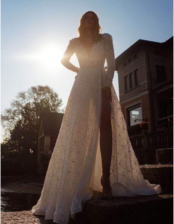 Ivory lace wedding dress with V-neckline and long sleeves 2