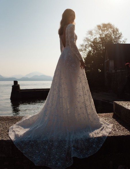 Robe de mariée en dentelle ivoire avec décolleté en V et manches longues