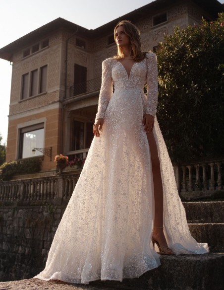 Robe de mariée en dentelle ivoire avec décolleté en V et manches longues