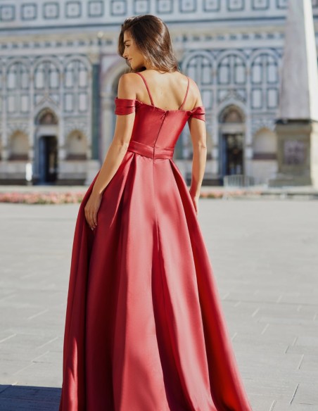 Robe de soirée longue en mikado avec encolure bardot