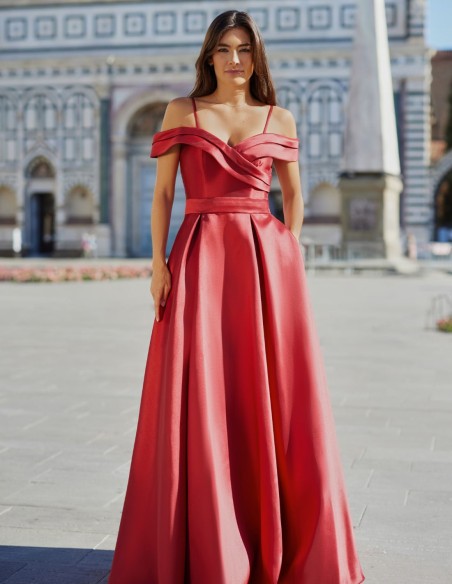 Robe de soirée longue en mikado avec encolure bardot