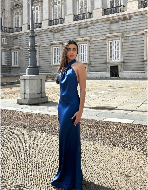 Vestido de fiesta satinado con escote halter y espalda al aire