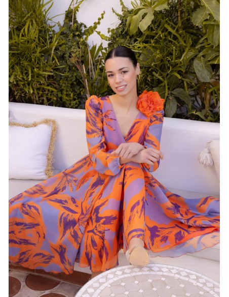 Vestido midi estampado con escote en V para invitada de boda