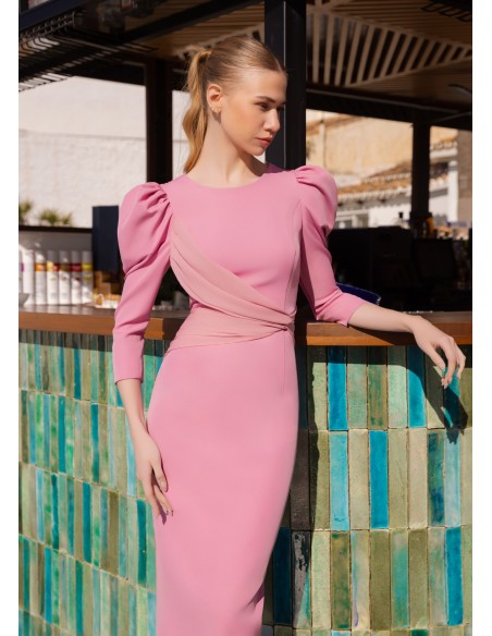 Robe d'invité midi avec devant croisé et dos ouvert