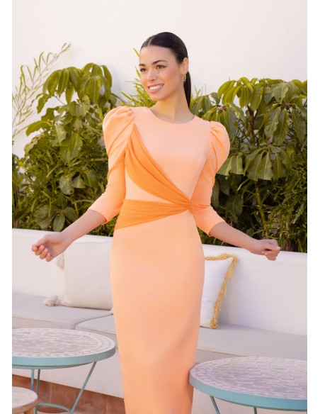 Robe d'invité midi avec devant croisé et dos ouvert