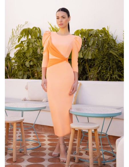 Robe d'invité midi avec devant croisé et dos ouvert