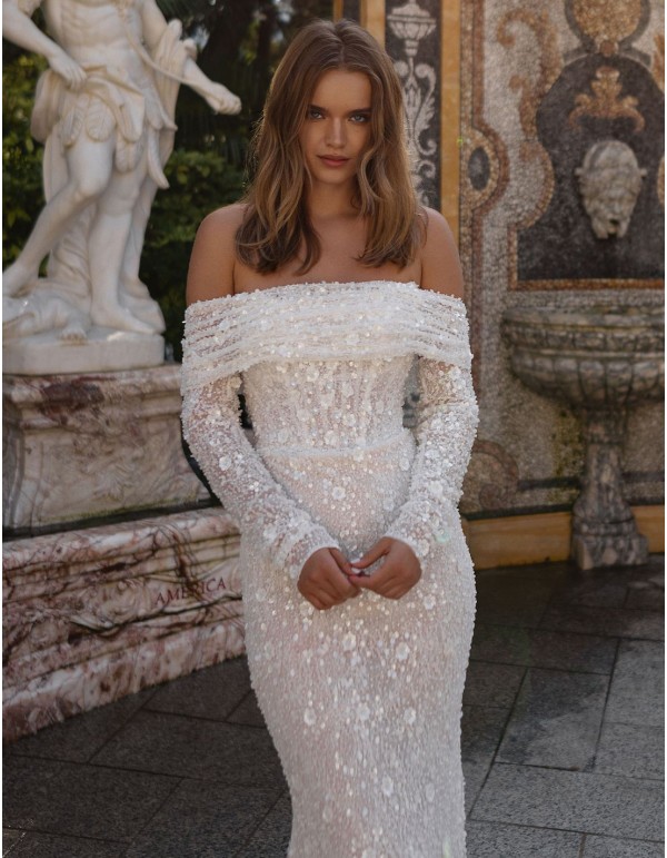 Vestido de novia en pedrería con escote bardot de manga larga