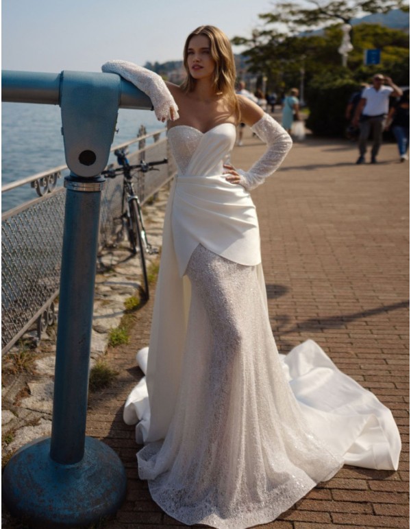 Robe de mariée à encolure en cœur avec manches longues...