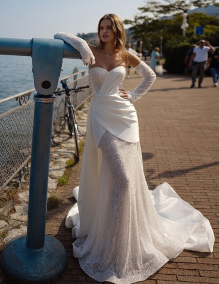 Sweetheart neckline wedding dress with detachable long sleeves
