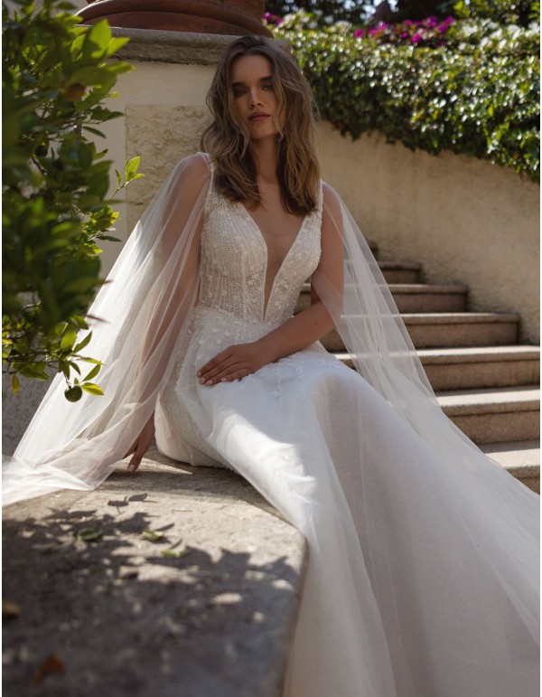 Robe de mariée ivoire, décolleté en V, dentelle et cape...