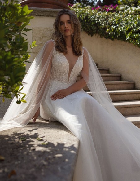Ivory A-line wedding dress with V-neckline, lace and detachable cape