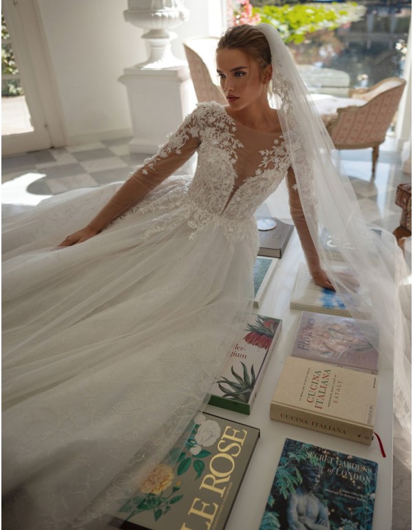 Vestido de novia marfil con escote ilusión, encaje y...