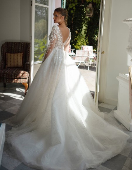 Robe de mariée ivoire avec encolure illusion, dentelle et silhouette princesse