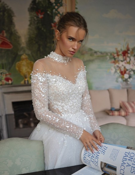 Robe de mariée ivoire avec encolure illusion et dos illusion, silhouette princesse et dos illusion, silhouette princesse