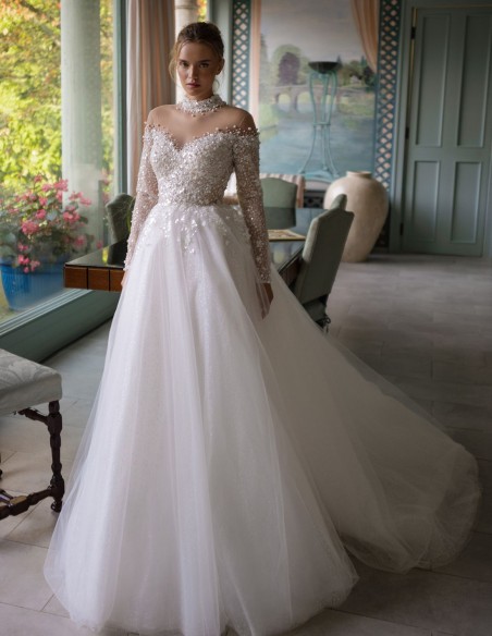 Robe de mariée ivoire avec encolure illusion et dos illusion, silhouette princesse et dos illusion, silhouette princesse