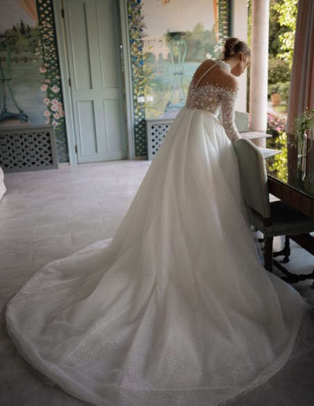Robe de mariée ivoire avec encolure illusion et dos illusion, silhouette princesse et dos illusion, silhouette princesse