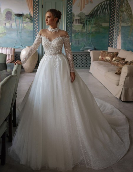 Robe de mariée ivoire avec encolure illusion et dos illusion, silhouette princesse et dos illusion, silhouette princesse