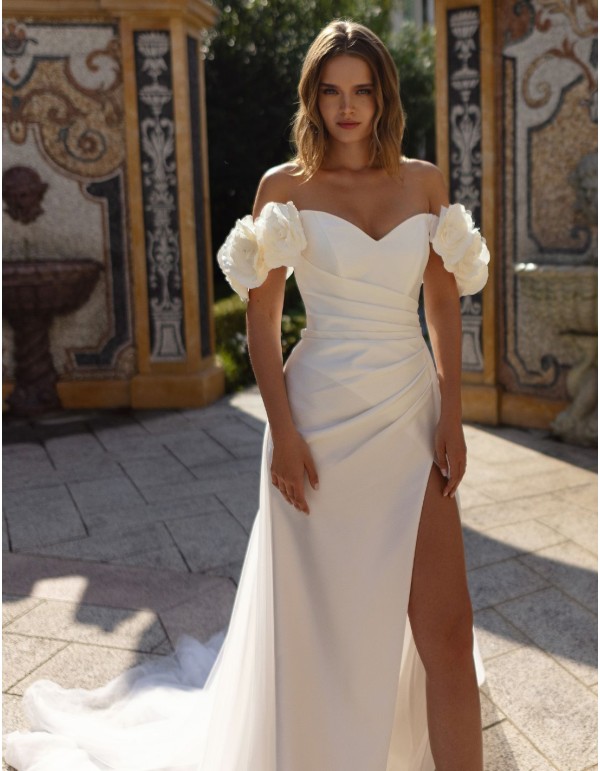 Vestido de novia sirena en crema claro con satén, escote corazón y cola 2