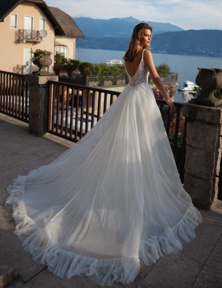 Ivory A-line wedding dress with V-neckline, tulle and lace