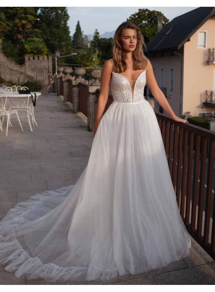 Vestido de novia línea A en marfil con escote en V, tul y encaje