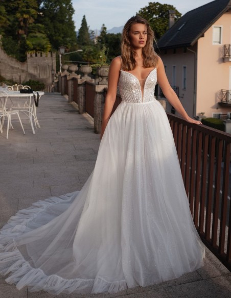 Vestido de novia línea A en marfil con escote en V, tul y encaje