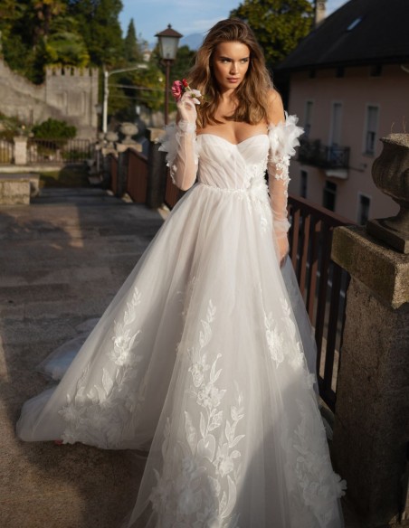 Ivory A-line wedding dress with sweetheart neckline, lace and sleeves