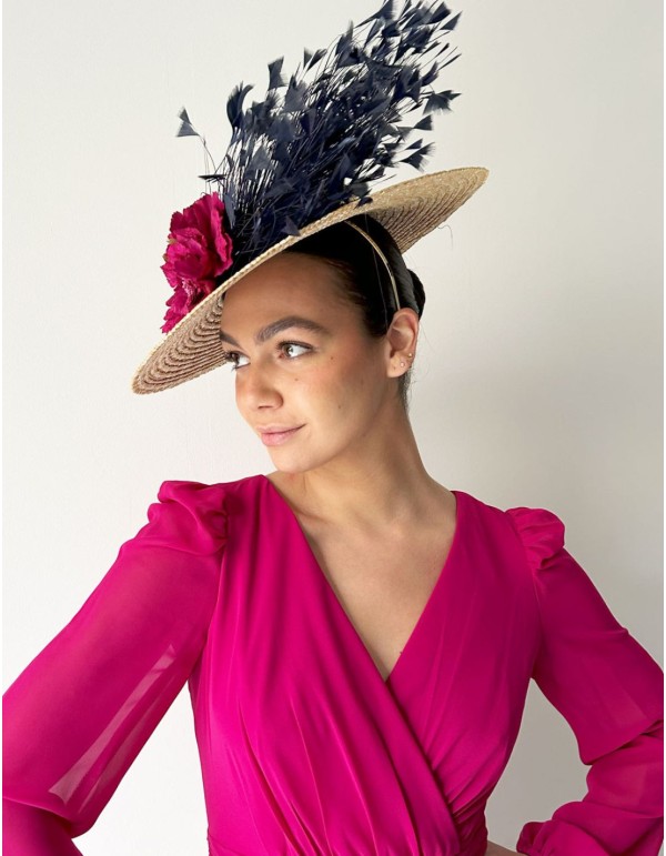 Tocado estilo pamela de rafia para invitada de día