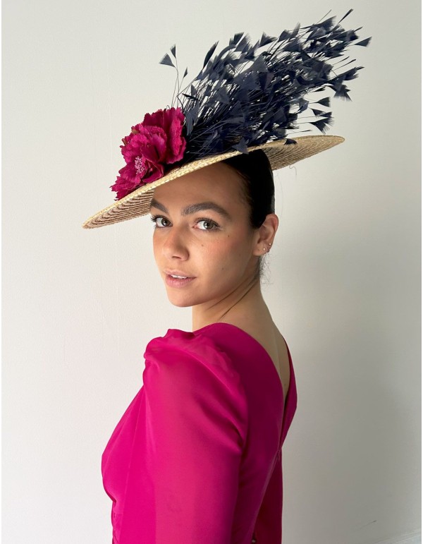 Pamela de rafia para invitada con flores y plumas 2