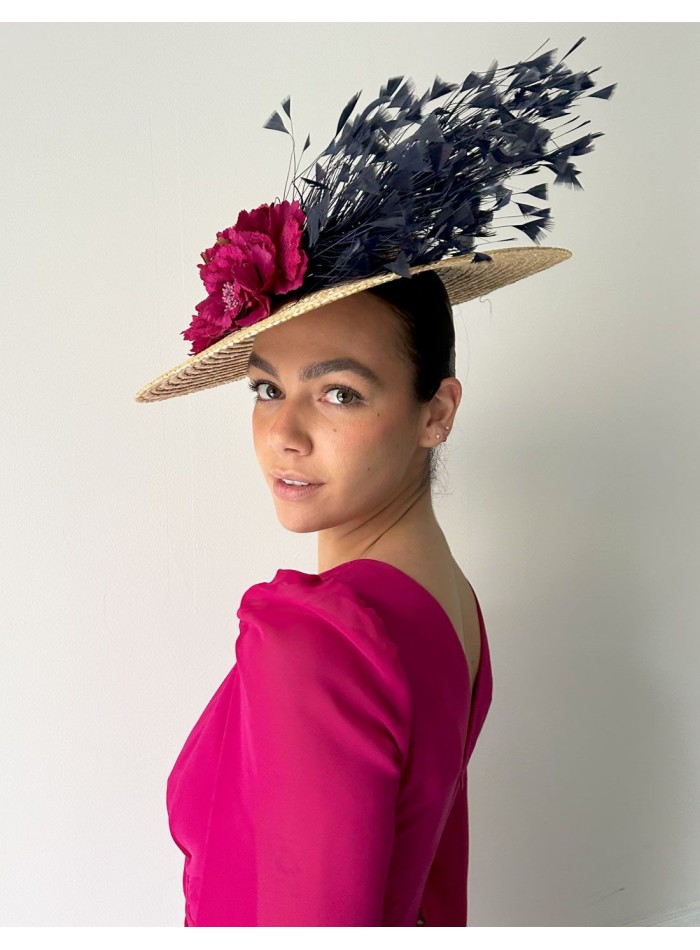 Pamela de rafia para invitada con flores y plumas