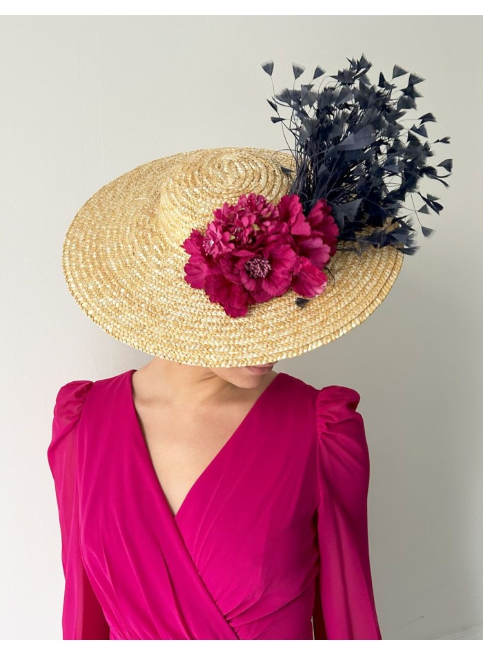 Pamela de rafia para invitada con flores y plumas buganvilla y marino