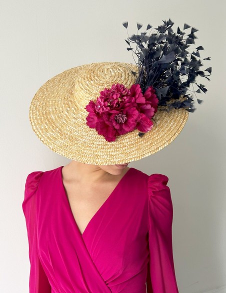 Pamela de rafia para invitada con flores y plumas