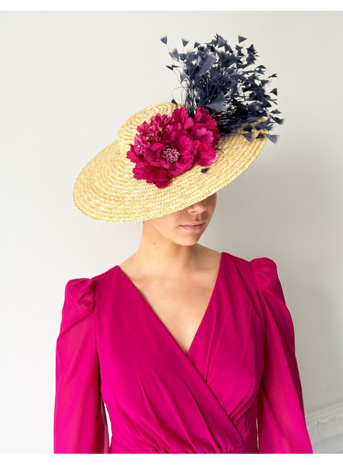Pamela de rafia para invitada con flores y plumas para bodas de día