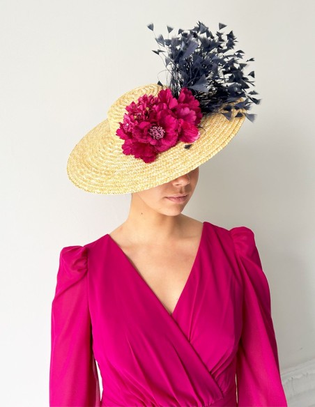 Pamela de rafia para invitada con flores y plumas