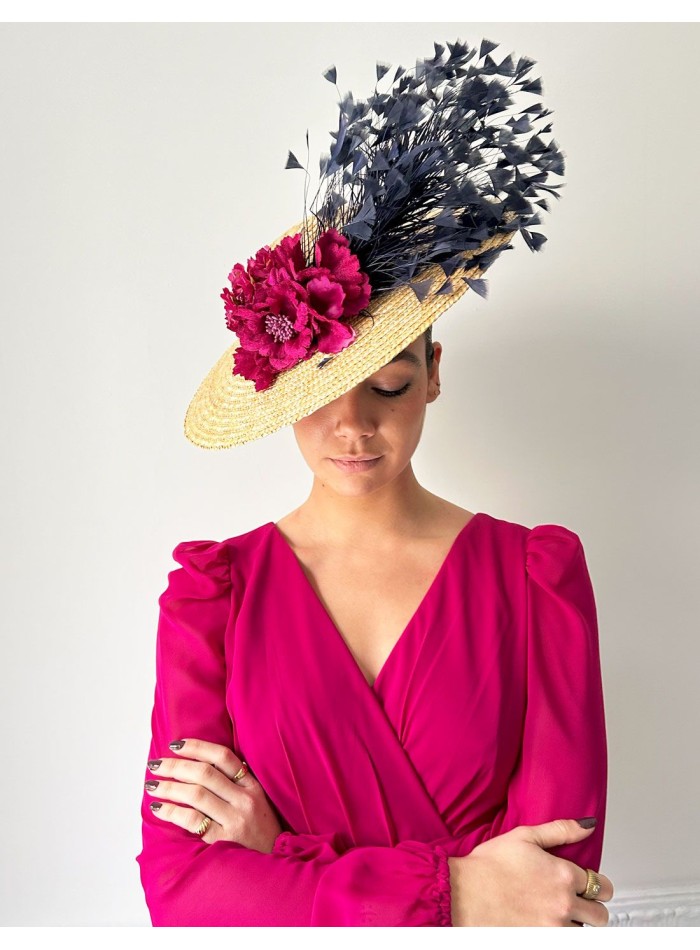 Pamela de rafia para invitada con flores y plumas