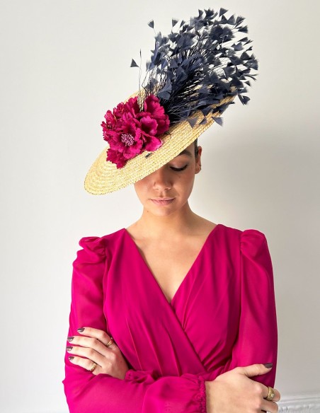 Pamela de rafia para invitada con flores y plumas buganvilla
