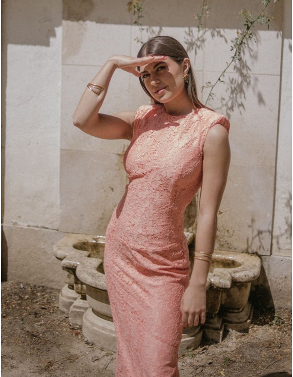 Vestido midi coral con hombreras y tejido troquelado