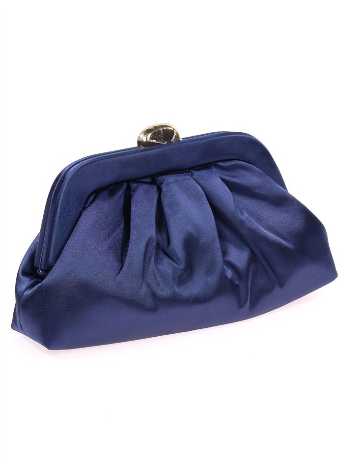 Cartera de mano en satén azul marino con asa de cadena y cierre metálico dorado, ideal para invitadas y eventos especiales.