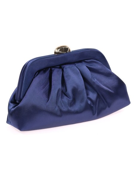 Cartera de mano en satén azul marino con asa de cadena y cierre metálico dorado, ideal para invitadas y eventos especiales.