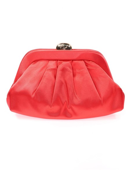 Cartera de mano roja en satén con cierre metálico y bolsillo interior, perfecta para complementar un look sofisticado