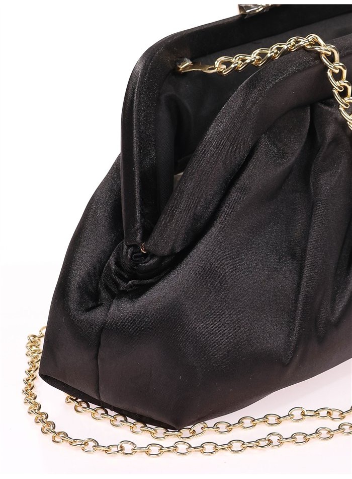 Cartera de mano para invitada en satén en color negro con cierre y cadena dorada