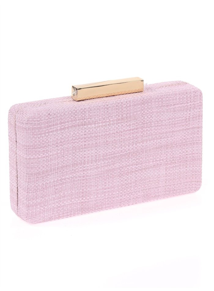 Bolso de fiesta en rafia rosa claro con asa de hombro en cadena dorada y cierre metálico dorado, ideal para invitadas a bodas